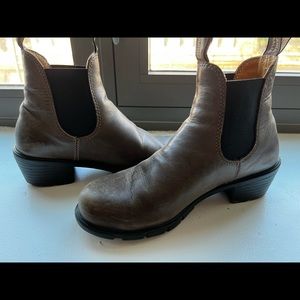 Blundstone Womens Taupe Heeled Boots in discontinued Taupe color